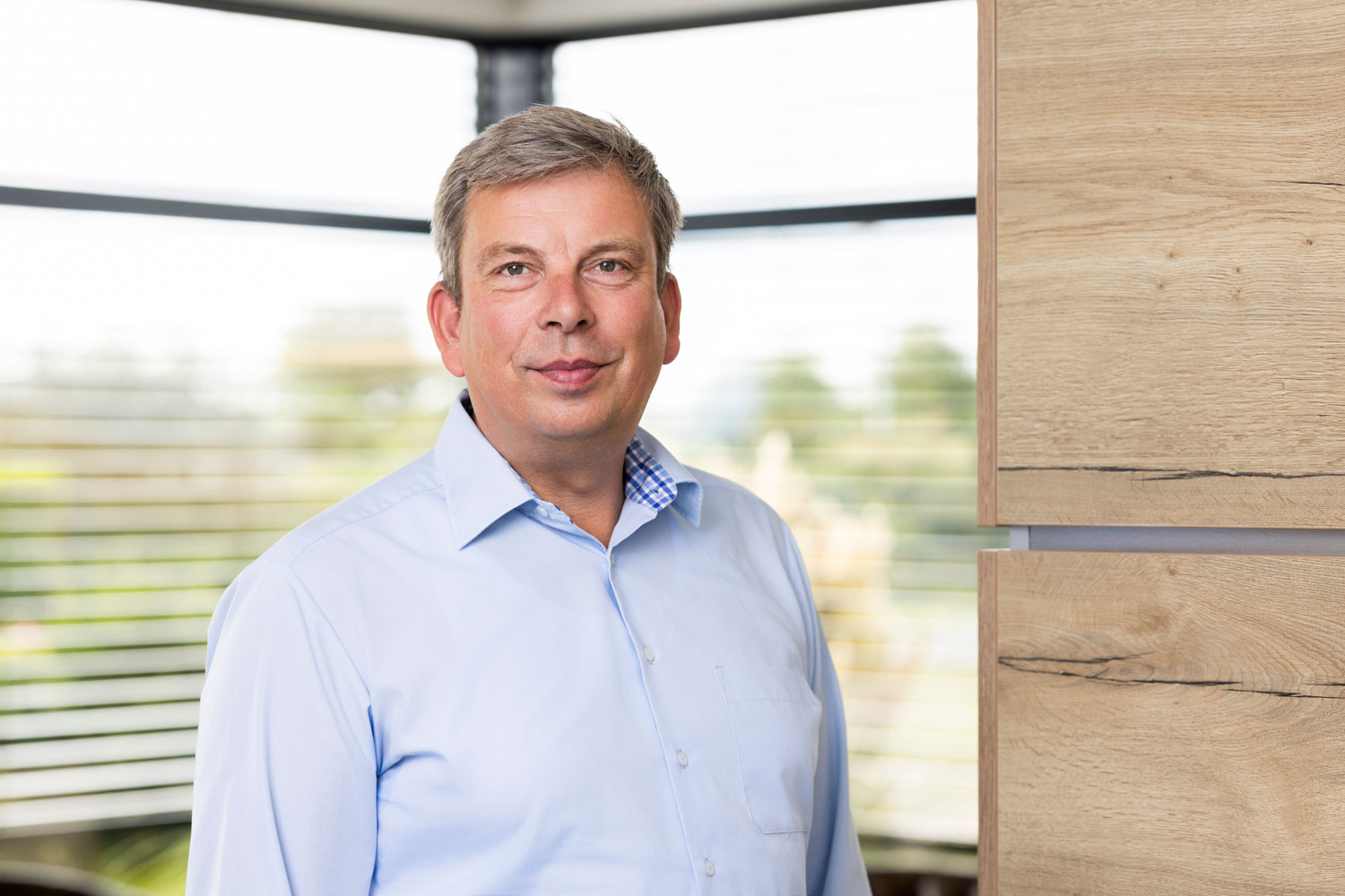 Porträt im modernen Büro, professionelles Unternehmensfoto, Wohnquartier.